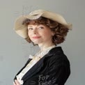 Retrato Vintage Elegante de uma Mulher com Chapeu e Traje Clássicos