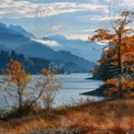 Paisagem de Outono Serena: Lago Tranquilo e Montanhas Majestosas em Cores de Outono