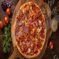 Leckere Pepperoni-Pizza mit frischen Zutaten auf rustikalem Holzbrett