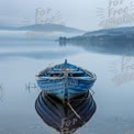 Barco Azul Tranquilo em Lago Sereno ao Amanhecer