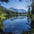 Reflexão de um Lago de Montanha Sereno em uma Paisagem Florestal Tranquila