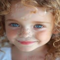 Linda Menina Jovem com Sardas e Cabelo Cacheado, Olhos Azuis Brilhantes e um Sorriso Alegre