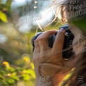 Retrato Encantador de un Niño en la Naturaleza: Inocencia y Alegría en Luz Dorada