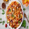 Bunte Rotini-Pasta-Salat mit gegrilltem Hähnchen und frischem Gemüse