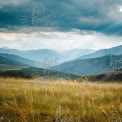 Paisagem Montanhosa Serena com Nuvens Dramáticas e Vegetação Luxuriante